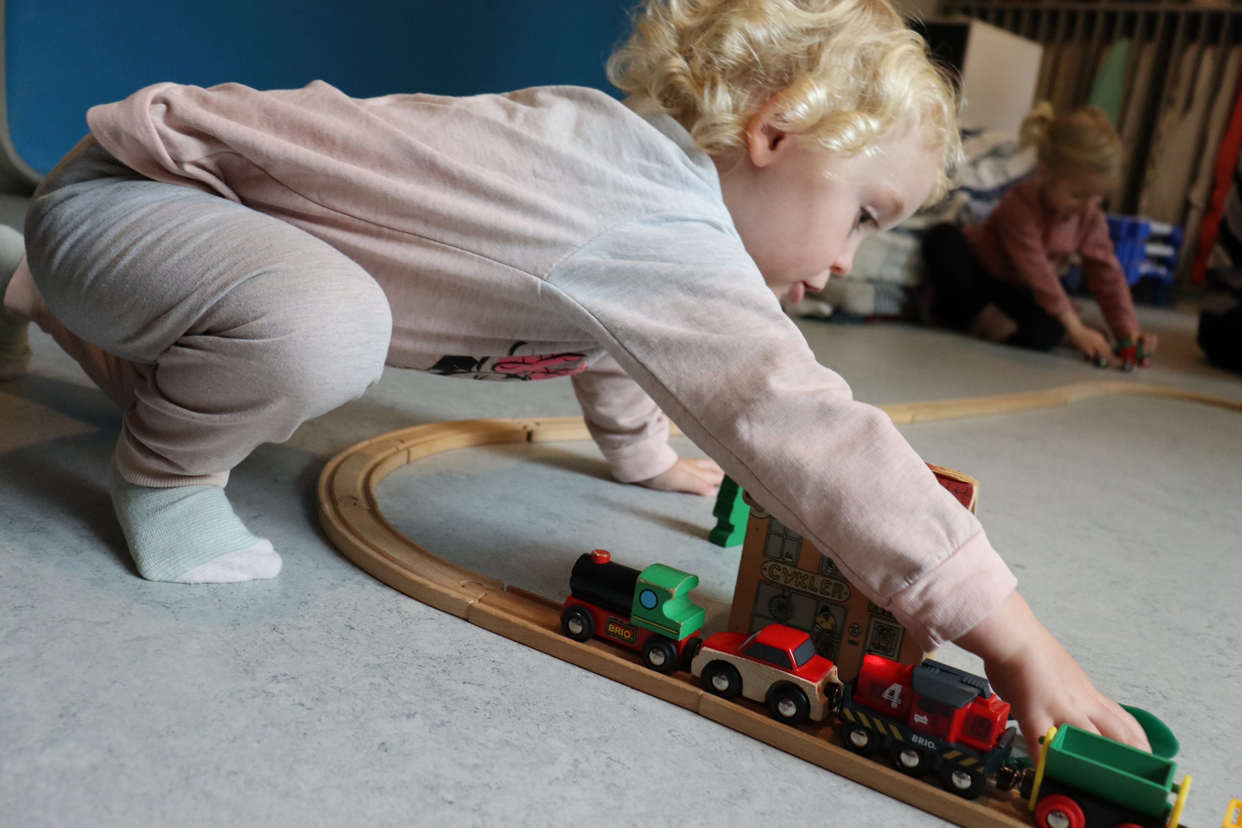 Barn leger med tog og togbane
