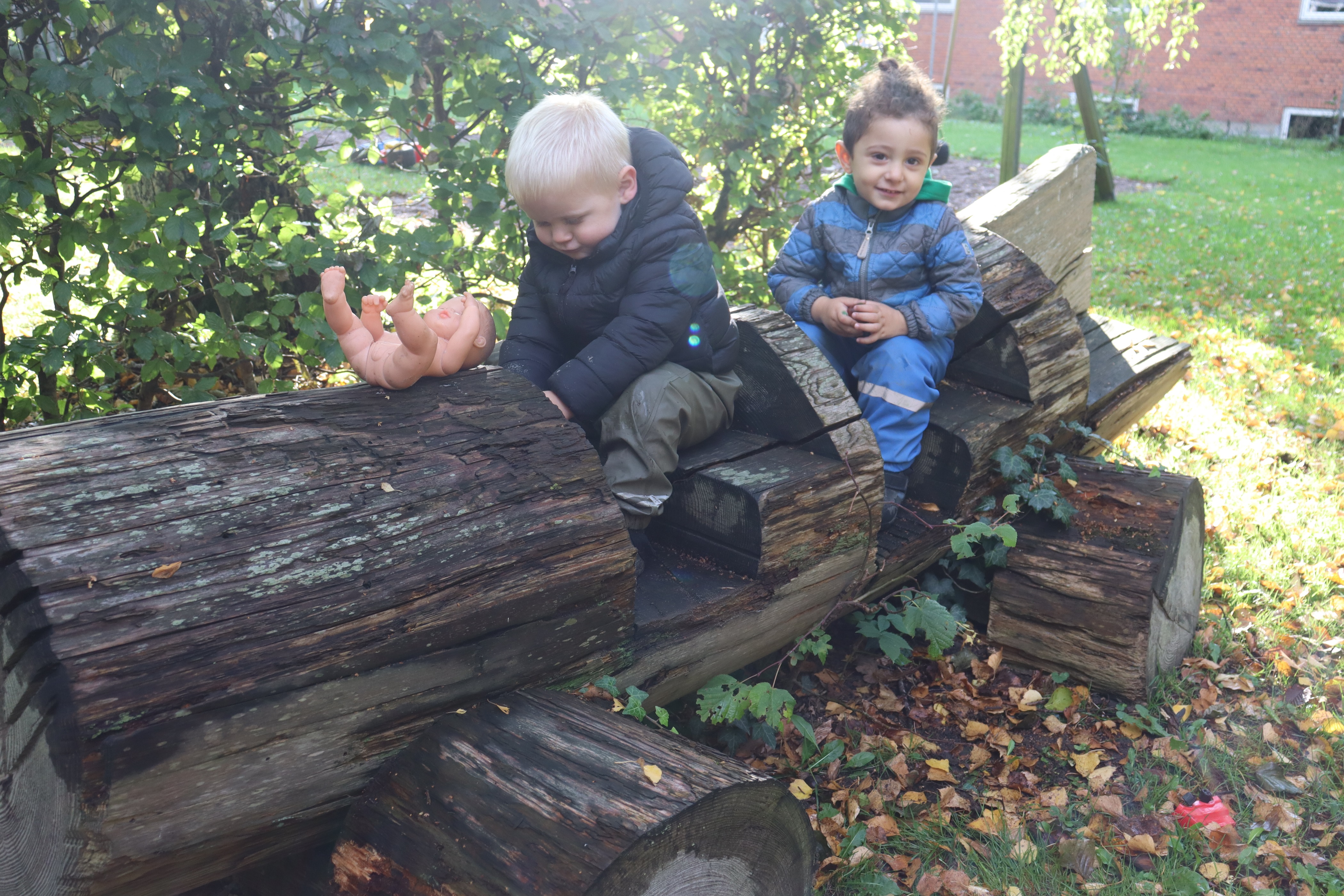 Drenge leger på træ tog på Spirens legeplads